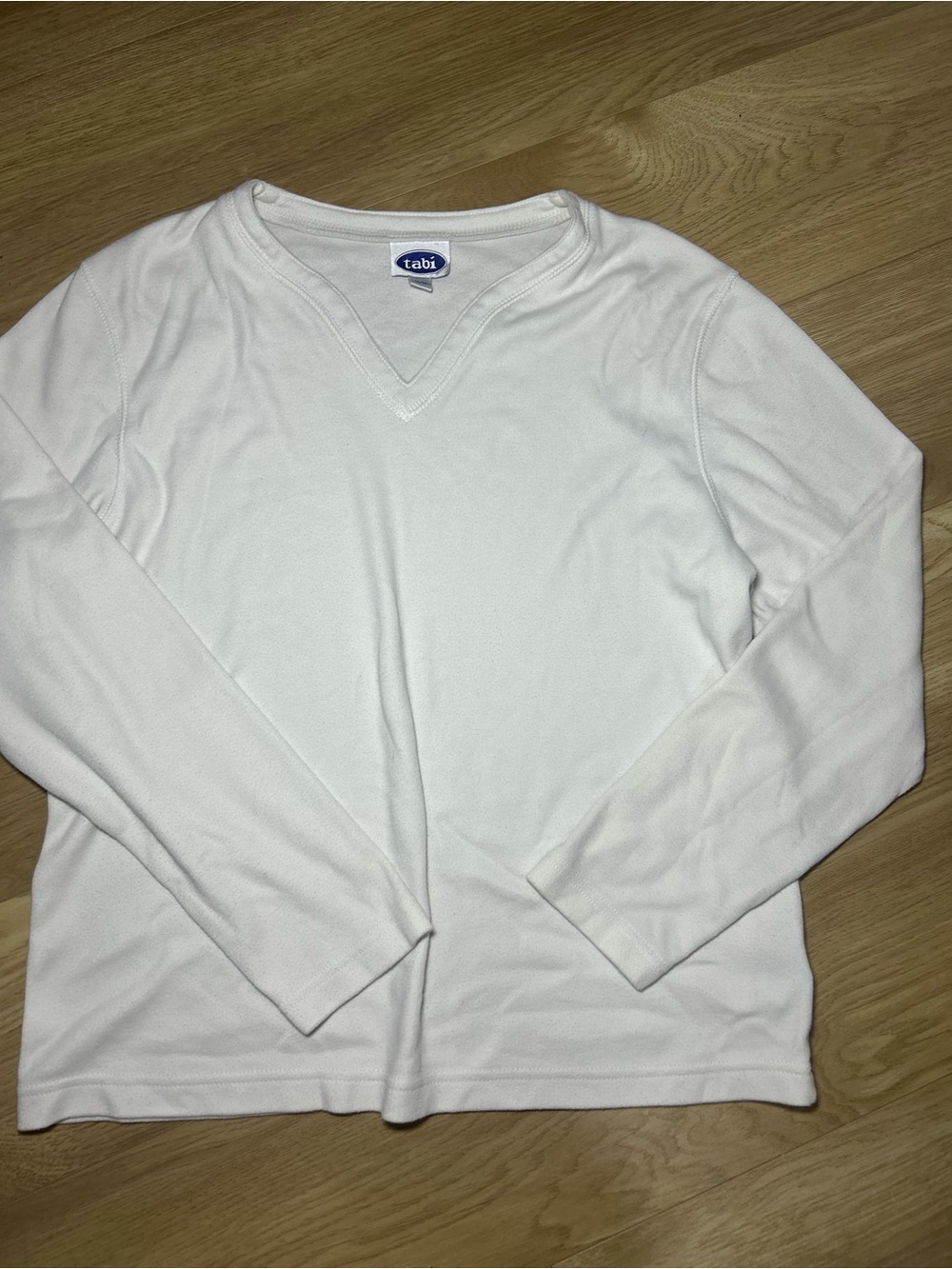 Tabi Women's White V-Neck Sweater - Classic Lightweight Knit - Picture 2 of 5